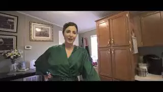 الأظافر الشاب يصبح حميما مع زوجة الأب: كوكو فاندي وهيلانة برايس
