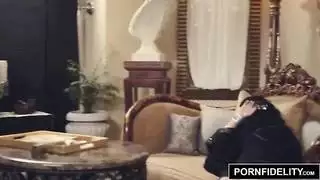 الفتاة العربية نادية علي يعاقبها الديك الأبيض