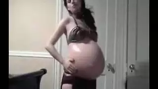 سيدة عربية حامل على كاميرا ويب