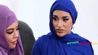 حتى ستيفن (الجبهة تجعل الأمر مسألة عائلية) فيفيان ديسيلفا، مصر الرسمية، إيثان سيكس، مايك أوكس