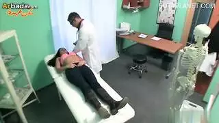 طبيب يتحرش بمريضة وينيكها
