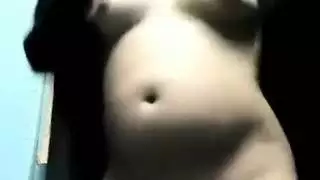 شرموطة مصرية محجبة تستعرض لنياكها