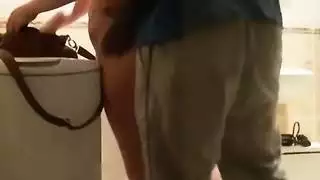 فتاة عربية كبيرة في حمامها