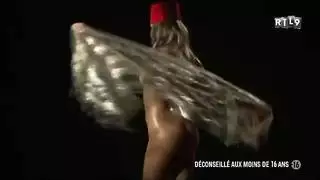 فتاة عارية لطيفة في قبعة تركية