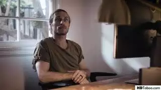 هذه المرأة البريئة خجولة وسيئة للغاية
