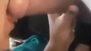 امرأة محجبة تمتص ديك كبير في السيارة