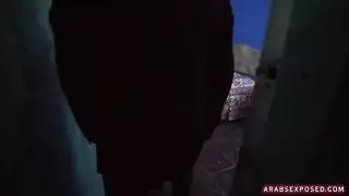 امرأة عربية يائسة الملاعين من أجل المال ()