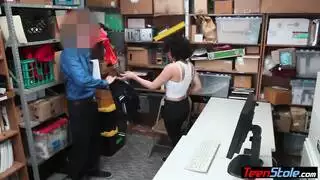 كريول يحصل خلع ملابسه من قبل شرطي يمارس الجنس معها في العصابة