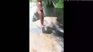 نساء أفريقيات عرايا على ضفاف النهر