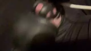 علق مسمار في الأسود يصبح غريبًا مع مؤخرته وهزازه