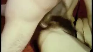 إنه يمارس الجنس جيدًا في كس فتاته المفضلة والجميلة جدًا