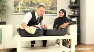 امرأة حلوة في الحجاب حاولت على ديك بائع بدلاً من ملابس جديدة