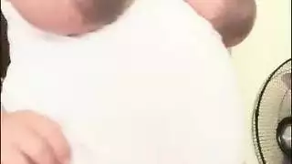 فتاة عربية حامل ذات بطن كبير وثدي حليبي