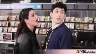 عندما دخلت سارة جبهة مورو أوف نيكس أحلامه ، لم يتمكن من التحدث معها