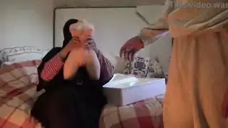 الزوجة المغربية العربية في الناظور توضح لابن الزوج كيفية ممارسة الجنس مع دمية جنسية مثيرة