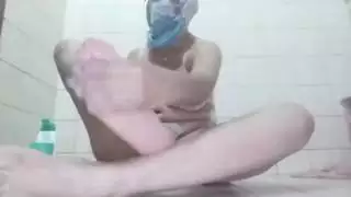 المسلم الهواة الحقيقي في أقدام الزيوت ويستمني كس لتوصيله بالزيت على كاميرا ويب