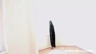 تبحث كاتي روز المسلمة التشيكية عن سكن لعائلتها