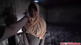 عاهرة عربية تحصل على الأشرطة سرا أثناء ركوب الديك الأبيض السمين