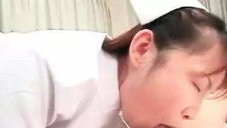 غالبًا ما تشاهد الممرضة الآسيوية العاهرة الإباحية ، لأنها تريحها قليلاً ، أثناء الاختبار