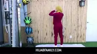 مدرب اللياقة البدنية يمارس الجنس مع عميل عربي غريب