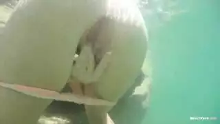 طالبة أسترالية شقراء تخرج من المياه و حبيبها يفتح طيزها البكر على الشاطئ