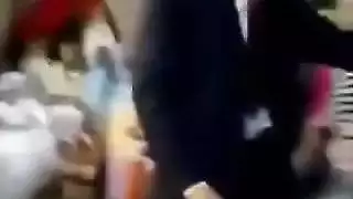 عيلين ولاد لبوه مش راحمين المتناكه اللى تحت منهم ونازلين فشخ فيها وهيا توحوح ومتكيفه