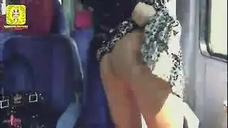 المرأة تجعل الجنس الشرجي في قطار مع رجل أجنبي يقذف فمها في النهاية