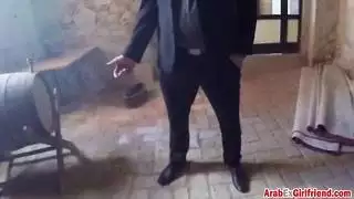 هوتي العربية يأخذ الديك النابض في كس مشعر