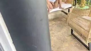 التجسس على زوجة أخي والقبض على العادة السرية على الأريكة