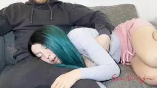 انها تغفو ورأسها على هذا الرجل الساخن الديك الكبير