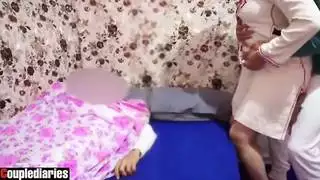 الحجاب العربي زوجة الغش هي تمارس الجنس مع صديق بينما زوجها