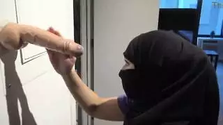 زوجة مسلمة عربية تحب مص الديوك الكبيرة غير المصقولة