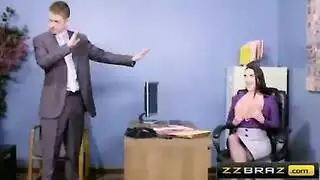 سكرتير مفلس مارس الجنس في تنورة مزركشة.