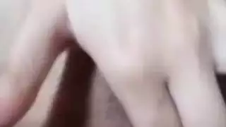 فتاة تركية تلعب مع نفسها