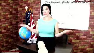 تم إنشاؤها بأثداء صغيرة تجلس في السرير لأن شريكها يشعر بذلك