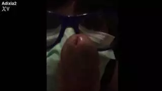 فتاة عربية محصورة تمتص الحجر الصحي لفيروس كورونا كوفيد
