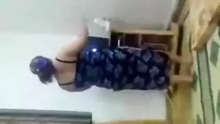 فتاة عربية ترقص على مؤخرتها الكبيرة