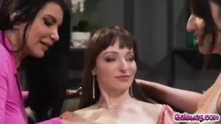 قرر رومي رين (ليكسي لونا) وسارة عربي أنهما لا يحتاجان إلى أن يحصل أصدقائهما على بعض المرح الليلة