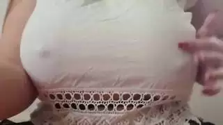 اللعب مع حلماتي الكبيرة