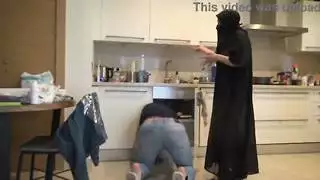 السباك البريطاني الملاعين الجفون المسلمين في مطبخها