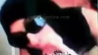 فتاة عربية اللسان لطيفة مع حجابها الحجاب