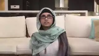 ميا خليفة لقطات مضحكة ونادرة لفرقة تضم نجمًا عربيًا