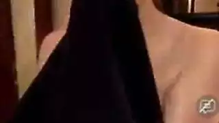 فتاة إيطالية حسية ترتدي جوارب سوداء على وشك ممارسة الحب مع صديقتها الطيبة