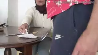 عائلة المحرمات: الجدة التركية الغريبة تحصل على زيارة من ابن زوجها في اسطنبول