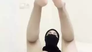 خجولة فتاة عربية الحجاب في النقاب يستمني ويفرك بوسها العصير