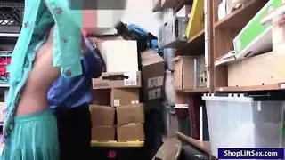 السارق العربي في سن المراهقة الجوفاء من قبل ضابط