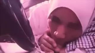 محجبة تمص امريكي حتى القذف في حلقها النجس