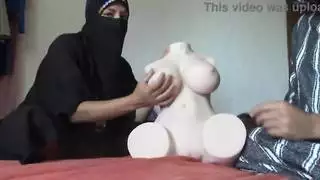 الزوج المسلم يشعر بالصدمة عندما تتيح له زوجته الديوث العربية أن يمارس الجنس مع