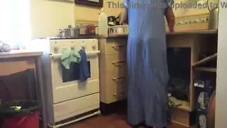 تتيح زوجة الأب العربية لزوجة ربيب قرنية الحصول على سرعان ما في المطبخ