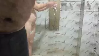 يمارس الجنس مع فتاة عربية في الحمام الجنس العربي الساخن